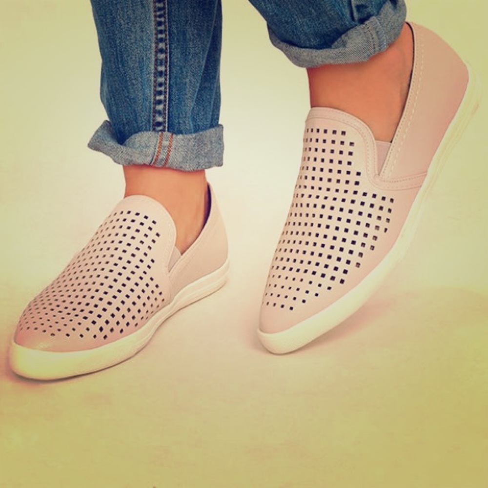 Tan pointed toe tennis shoes